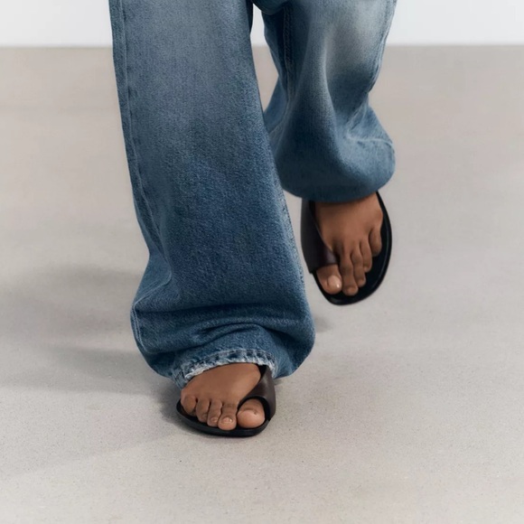 ASYMMETRIC LEATHER FLAT SANDALS - Picture 2 of 7
